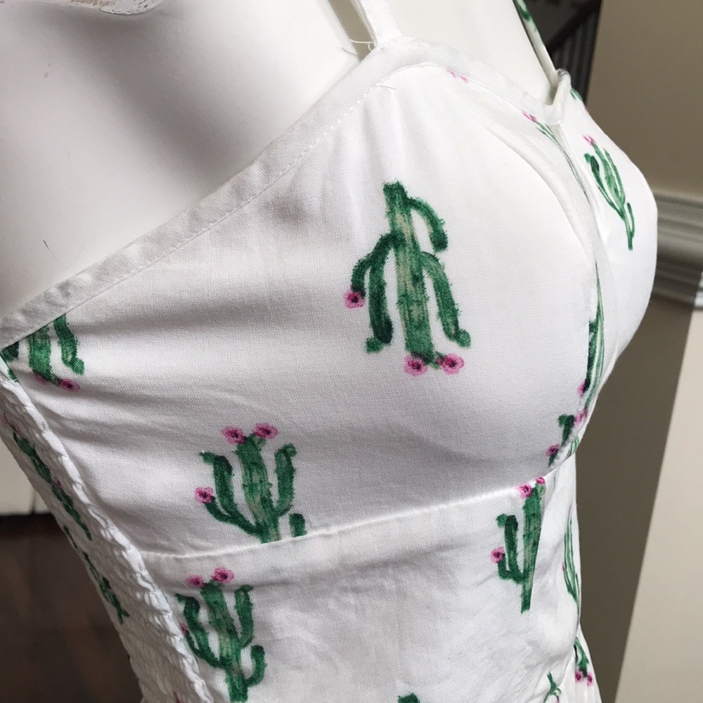 A U W SIZE SMALL. Sundress w cacti on a white background. MINI W STRETCH BACK 💚